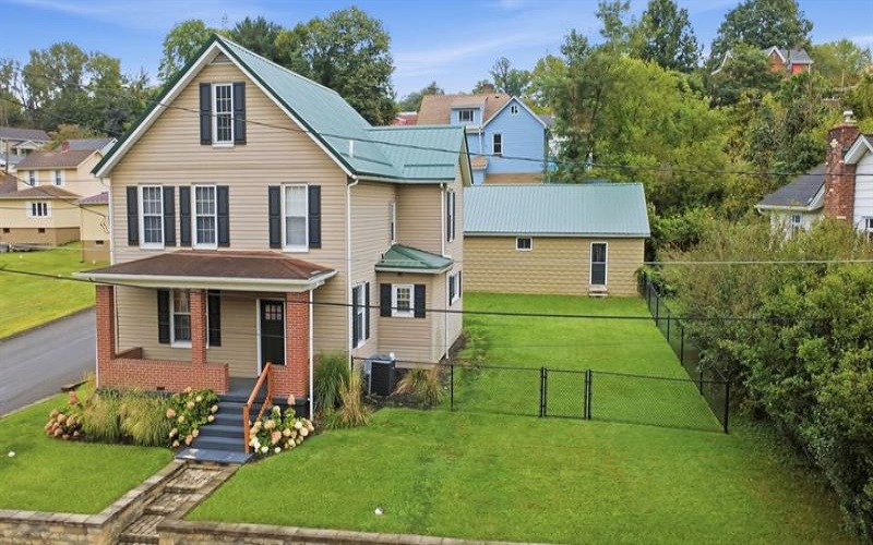 403 3rd Ave, Sutersville, 15083, 3 Bedroom Bedrooms, 7 Room Rooms,1.1 BathroomBathrooms,Residential,For Sale,3rd Ave,1775541