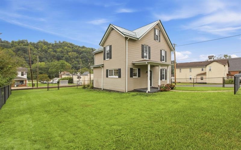403 3rd Ave, Sutersville, 15083, 3 Bedroom Bedrooms, 7 Room Rooms,1.1 BathroomBathrooms,Residential,For Sale,3rd Ave,1775541