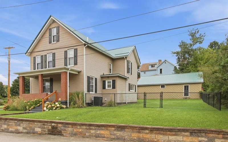 403 3rd Ave, Sutersville, 15083, 3 Bedroom Bedrooms, 7 Room Rooms,1.1 BathroomBathrooms,Residential,For Sale,3rd Ave,1775541
