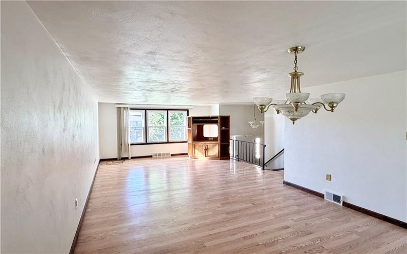 722 Courtview Dr, Greensburg, 15601, 3 Bedroom Bedrooms, ,2 BathroomBathrooms,Residential,For Sale,Courtview Dr,1776282