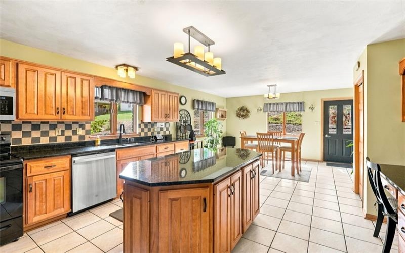 2000 Rebecca St, North Huntingdon, 15642, 4 Bedroom Bedrooms, 10 Room Rooms,3.2 BathroomBathrooms,Residential,For Sale,Rebecca St,1776307