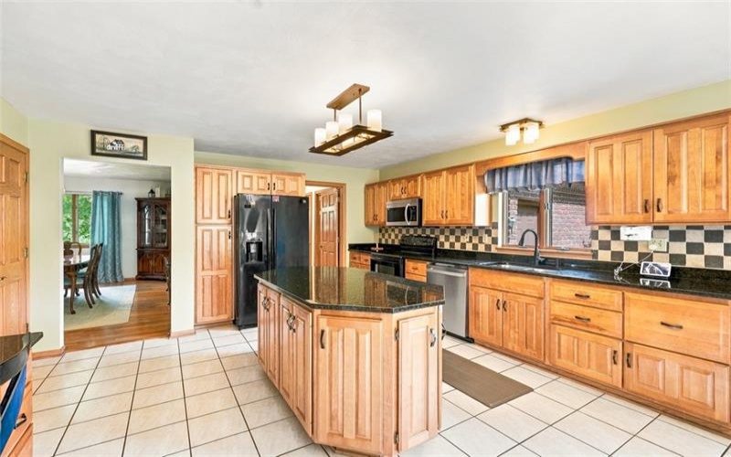 2000 Rebecca St, North Huntingdon, 15642, 4 Bedroom Bedrooms, 10 Room Rooms,3.2 BathroomBathrooms,Residential,For Sale,Rebecca St,1776307