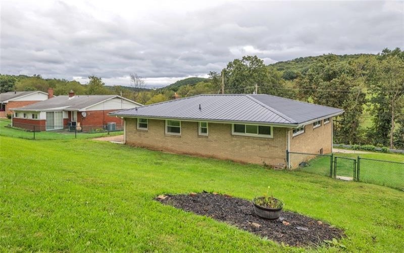 303 Pine Dr, New Stanton, 15672, 3 Bedroom Bedrooms, 8 Room Rooms,1.1 BathroomBathrooms,Residential,For Sale,Pine Dr,1776377