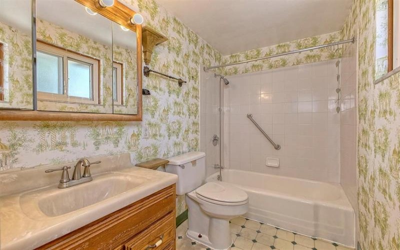 2040 Thomas DRIVE, White Oak, 15131, 3 Bedroom Bedrooms, 7 Room Rooms,2 BathroomBathrooms,Residential,For Sale,Thomas,1771863
