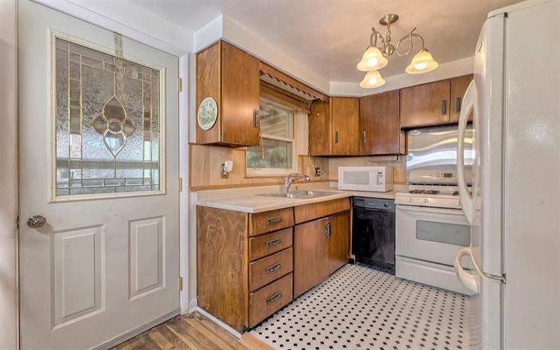 2040 Thomas DRIVE, White Oak, 15131, 3 Bedroom Bedrooms, 7 Room Rooms,2 BathroomBathrooms,Residential,For Sale,Thomas,1771863