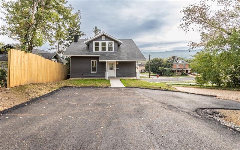 156 Ninth Street, Connellsville, 15425, 3 Bedroom Bedrooms, 6 Room Rooms,2 BathroomBathrooms,Residential,For Sale,Ninth Street,1776533