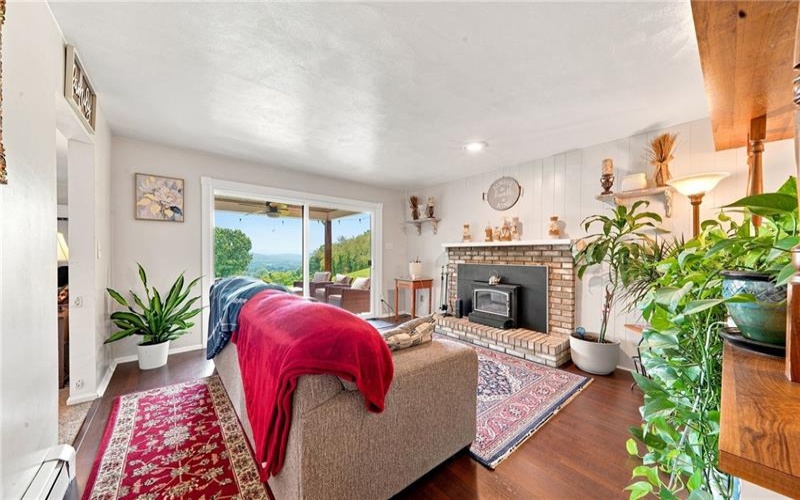 1109 Grandview St, Youngwood, 15697, 4 Bedroom Bedrooms, 9 Room Rooms,2.1 BathroomBathrooms,Residential,For Sale,Grandview St,1776721