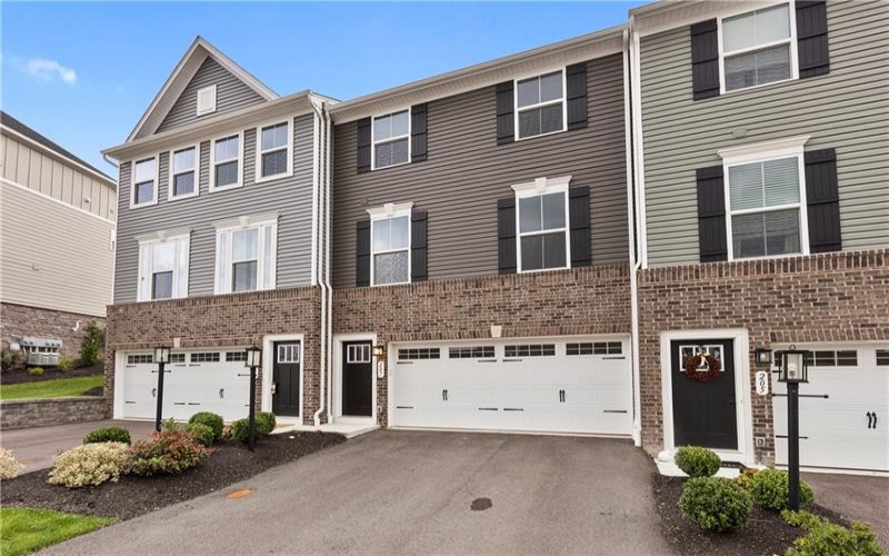207 Yellowwood Ct, Washington, 15301, 3 Bedroom Bedrooms, 5 Room Rooms,2.1 BathroomBathrooms,Residential,For Sale,Yellowwood Ct,1776832
