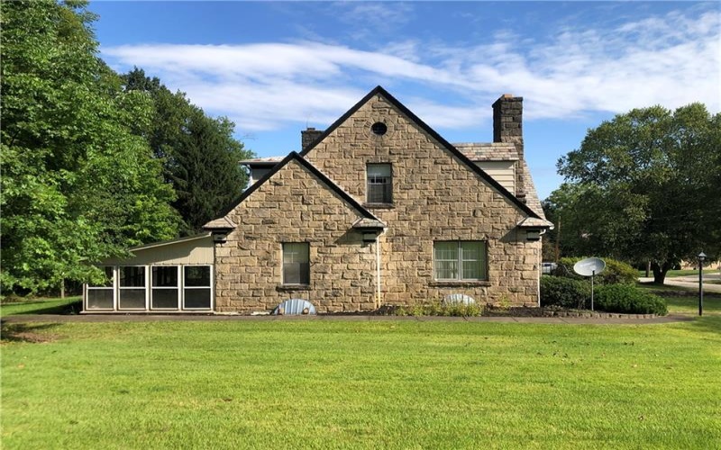 51 LINDEN PL, Uniontown, 15401, 3 Bedroom Bedrooms, 13 Room Rooms,3 BathroomBathrooms,Residential,For Sale,LINDEN PL,1773289