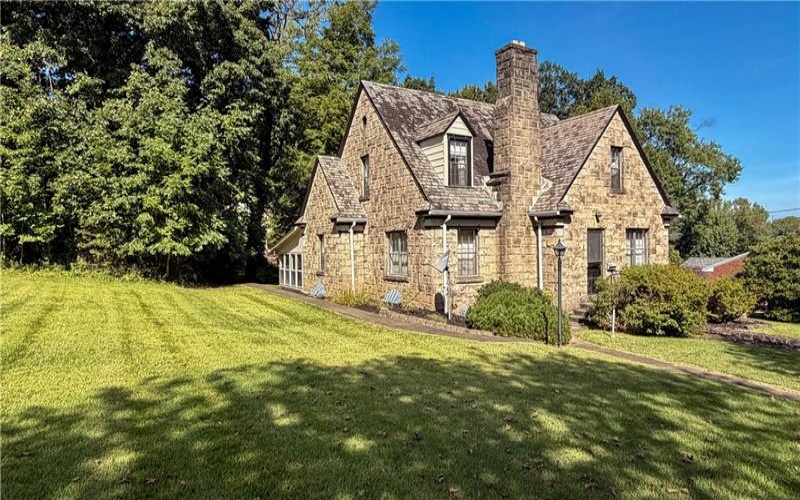 51 LINDEN PL, Uniontown, 15401, 3 Bedroom Bedrooms, 13 Room Rooms,3 BathroomBathrooms,Residential,For Sale,LINDEN PL,1773289