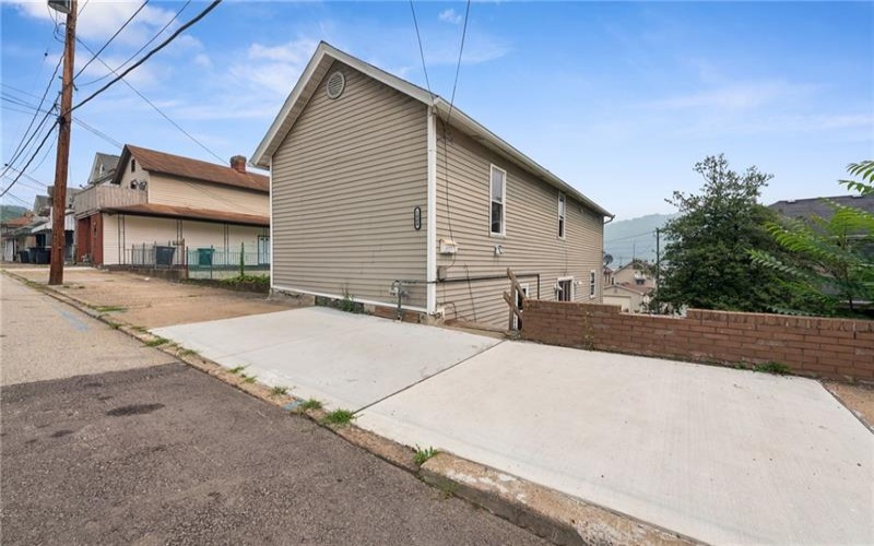 1008 FALLOWFIELD AVE, CHARLEROI, 15022, 2 Bedroom Bedrooms, ,1.1 BathroomBathrooms,Residential,For Sale,FALLOWFIELD AVE,1777211