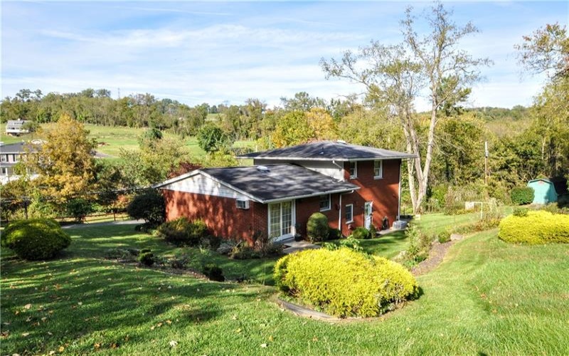 8 Homewood Dr, Charleroi, 15022, 3 Bedroom Bedrooms, 9 Room Rooms,2 BathroomBathrooms,Residential,For Sale,Homewood Dr,1777381