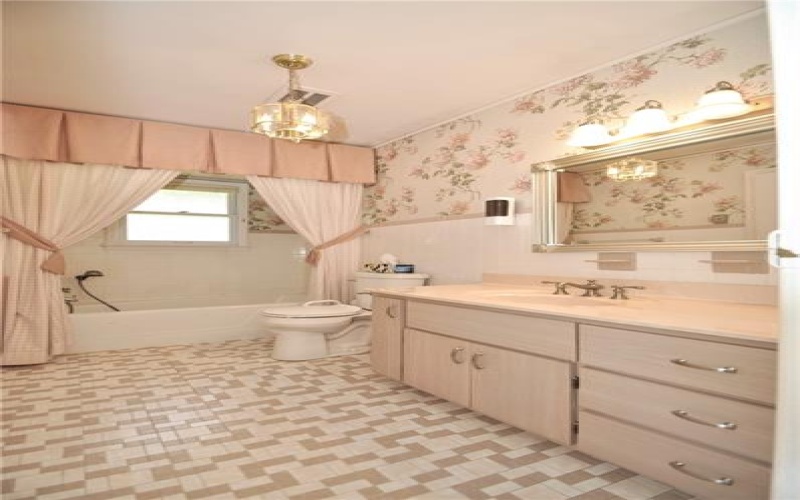 8 Homewood Dr, Charleroi, 15022, 3 Bedroom Bedrooms, 9 Room Rooms,2 BathroomBathrooms,Residential,For Sale,Homewood Dr,1777381