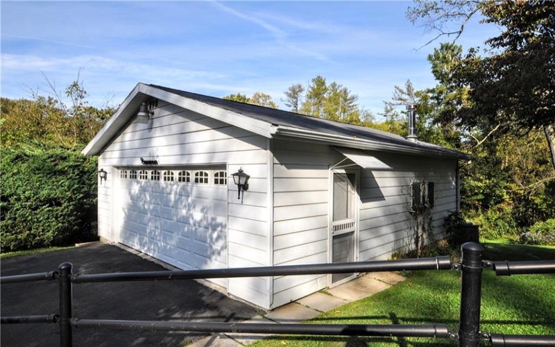 8 Homewood Dr, Charleroi, 15022, 3 Bedroom Bedrooms, 9 Room Rooms,2 BathroomBathrooms,Residential,For Sale,Homewood Dr,1777381