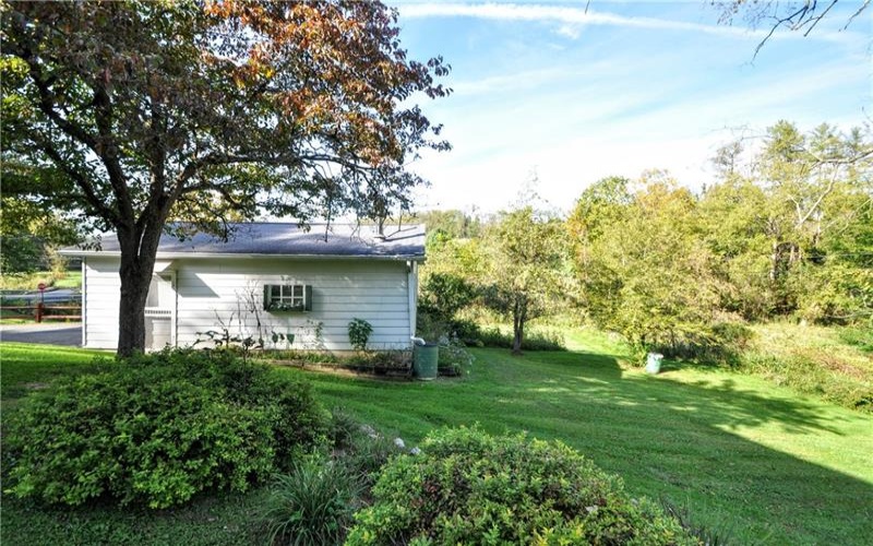 8 Homewood Dr, Charleroi, 15022, 3 Bedroom Bedrooms, 9 Room Rooms,2 BathroomBathrooms,Residential,For Sale,Homewood Dr,1777381