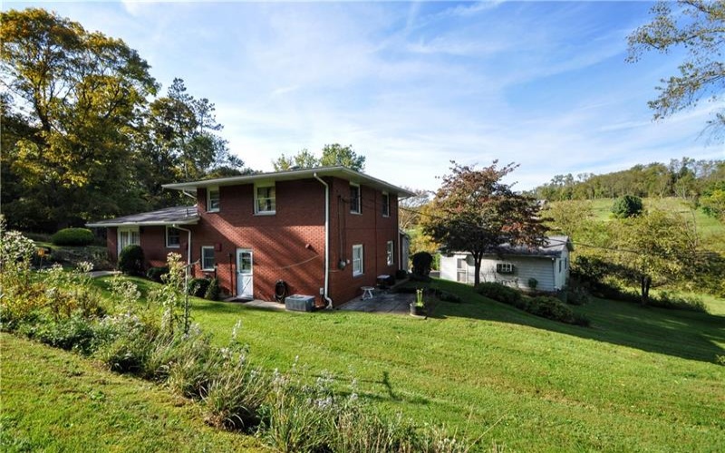 8 Homewood Dr, Charleroi, 15022, 3 Bedroom Bedrooms, 9 Room Rooms,2 BathroomBathrooms,Residential,For Sale,Homewood Dr,1777381
