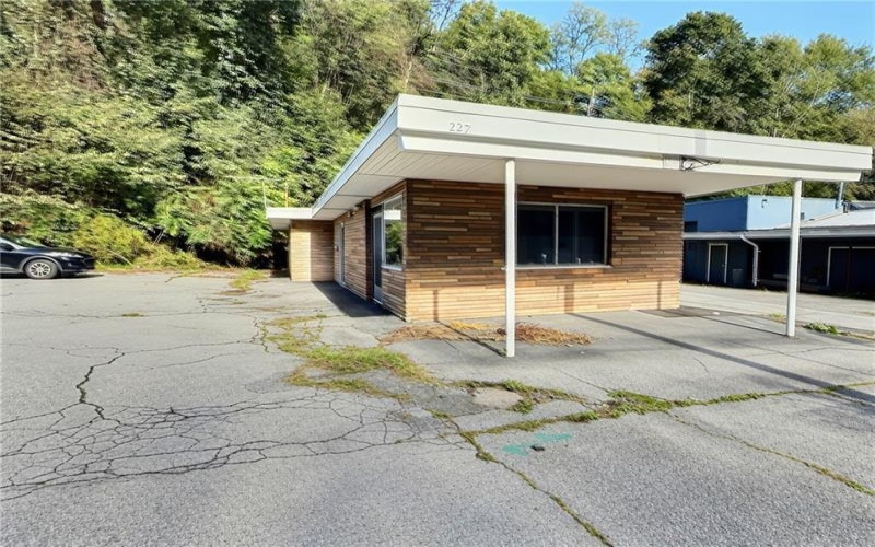 227 Southmont Blvd, 15905, 15905, ,Commercial-industrial-business,For Sale,Southmont Blvd,1777217