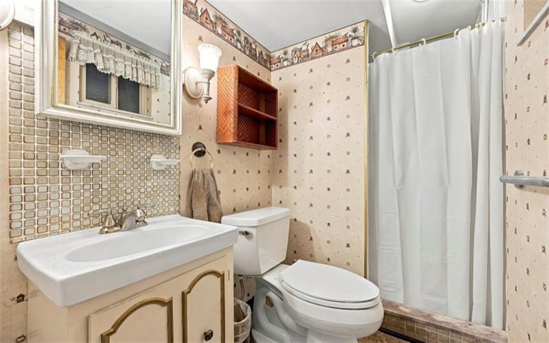 121 Oak Hill Dr, Washington, 15301, 3 Bedroom Bedrooms, 9 Room Rooms,2 BathroomBathrooms,Residential,For Sale,Oak Hill Dr,1777772