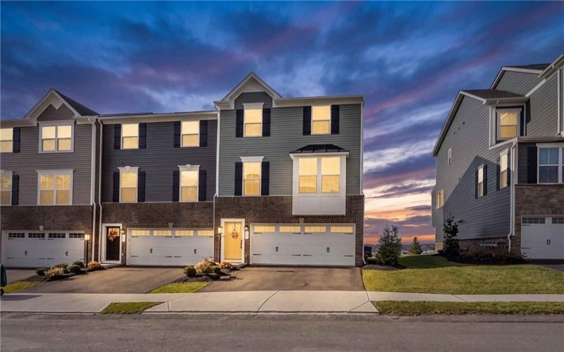 218 Yellowwood Ct, Washington, 15301, 3 Bedroom Bedrooms, 9 Room Rooms,2.1 BathroomBathrooms,Residential,For Sale,Yellowwood Ct,1779384