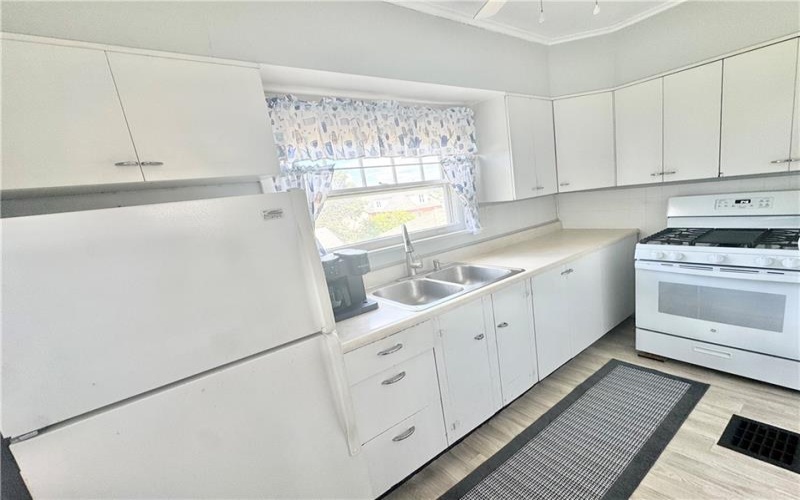 510 Market St, Scottdale, 15683, 4 Bedroom Bedrooms, 7 Room Rooms,2.1 BathroomBathrooms,Residential,For Sale,Market St,1779523