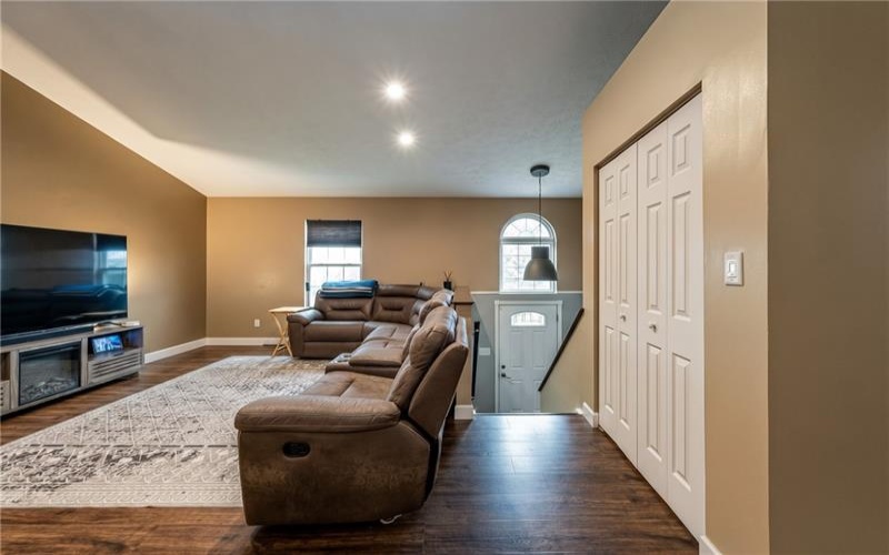 118 Stratford Ct, New Stanton, 15672, 4 Bedroom Bedrooms, 9 Room Rooms,3 BathroomBathrooms,Residential,For Sale,Stratford Ct,1779511