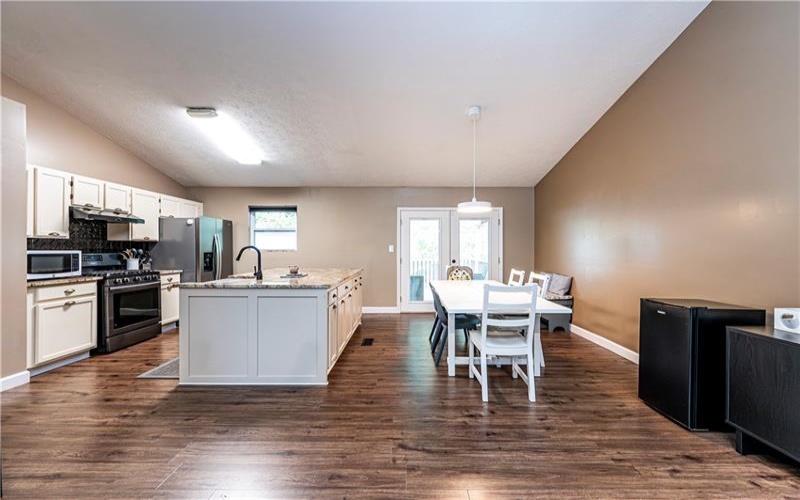 118 Stratford Ct, New Stanton, 15672, 4 Bedroom Bedrooms, 9 Room Rooms,3 BathroomBathrooms,Residential,For Sale,Stratford Ct,1779511