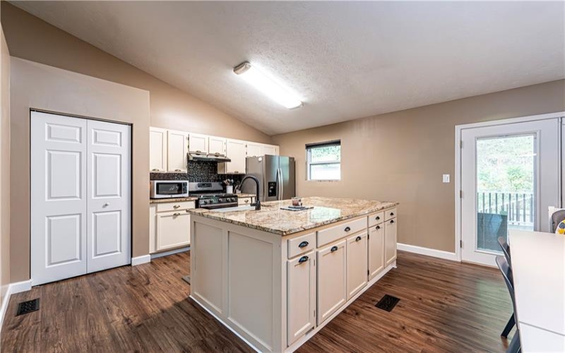 118 Stratford Ct, New Stanton, 15672, 4 Bedroom Bedrooms, 9 Room Rooms,3 BathroomBathrooms,Residential,For Sale,Stratford Ct,1779511