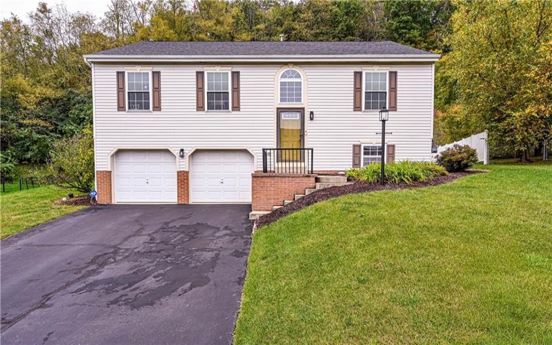 118 Stratford Ct, New Stanton, 15672, 4 Bedroom Bedrooms, 9 Room Rooms,3 BathroomBathrooms,Residential,For Sale,Stratford Ct,1779511