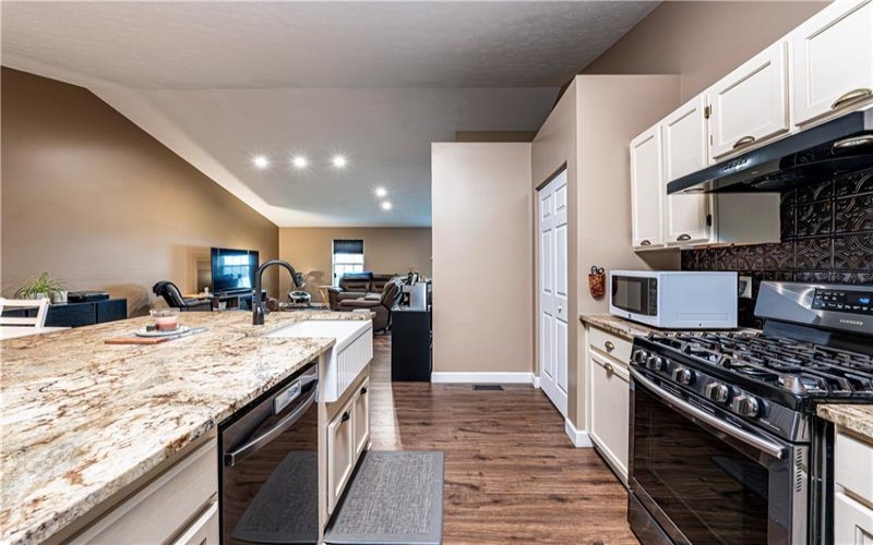 118 Stratford Ct, New Stanton, 15672, 4 Bedroom Bedrooms, 9 Room Rooms,3 BathroomBathrooms,Residential,For Sale,Stratford Ct,1779511