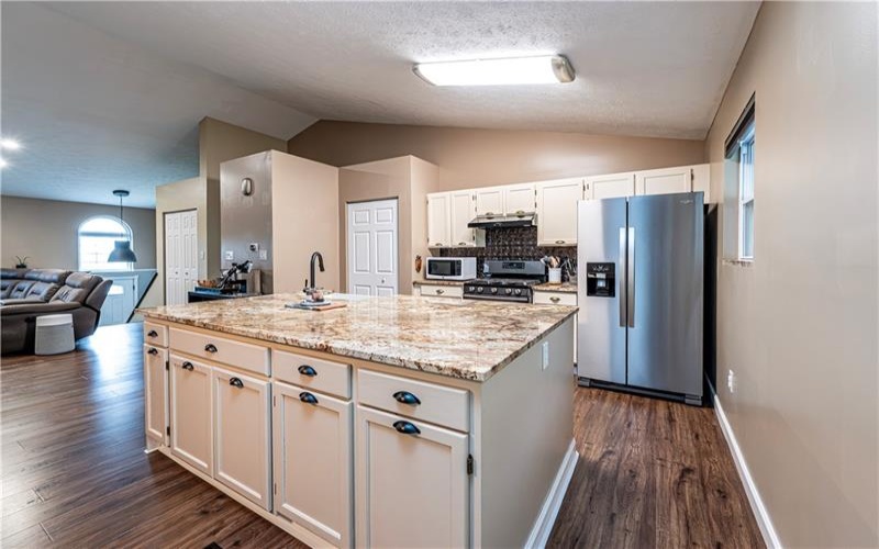 118 Stratford Ct, New Stanton, 15672, 4 Bedroom Bedrooms, 9 Room Rooms,3 BathroomBathrooms,Residential,For Sale,Stratford Ct,1779511