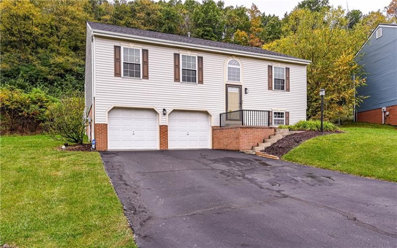 118 Stratford Ct, New Stanton, 15672, 4 Bedroom Bedrooms, 9 Room Rooms,3 BathroomBathrooms,Residential,For Sale,Stratford Ct,1779511