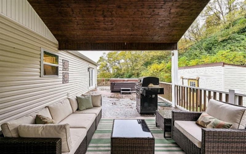 118 Stratford Ct, New Stanton, 15672, 4 Bedroom Bedrooms, 9 Room Rooms,3 BathroomBathrooms,Residential,For Sale,Stratford Ct,1779511