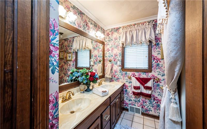 122 Farmington Pl, Greensburg, 15601, 4 Bedroom Bedrooms, ,4 BathroomBathrooms,Residential,For Sale,Farmington Pl,1779616